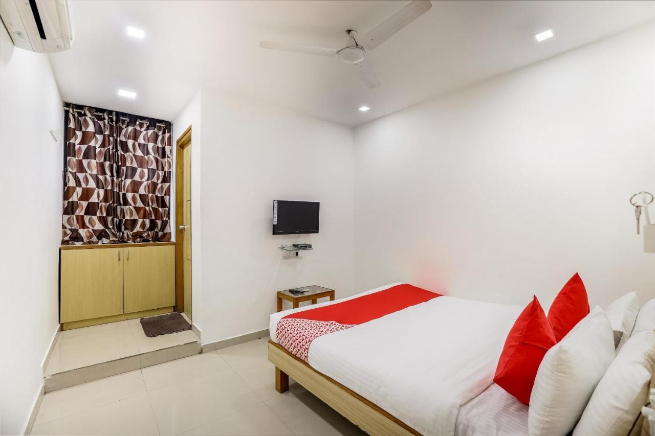 Oyo Hotel D Veeray Ахмедабад Екстериор снимка