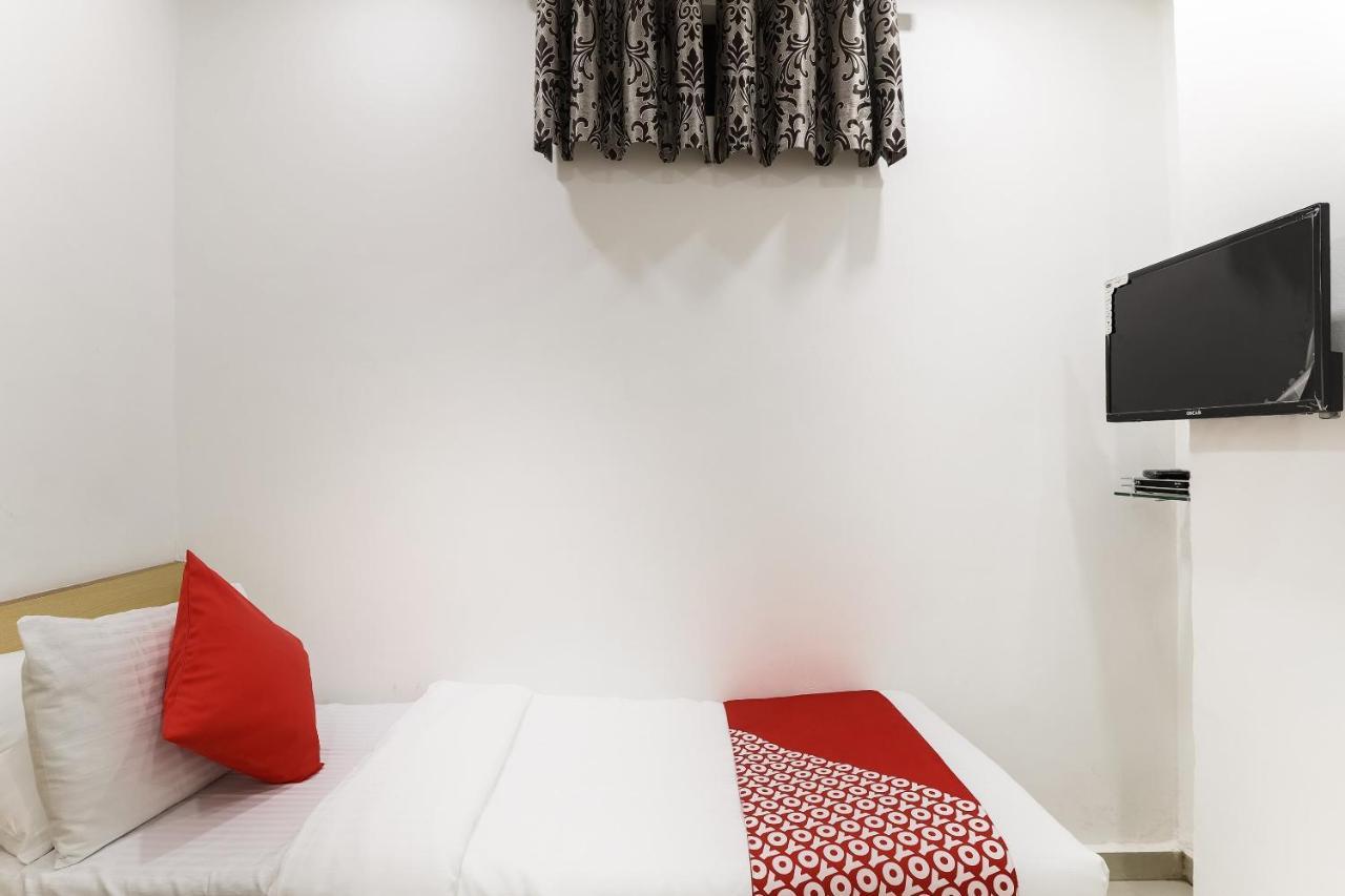 Oyo Hotel D Veeray Ахмедабад Екстериор снимка