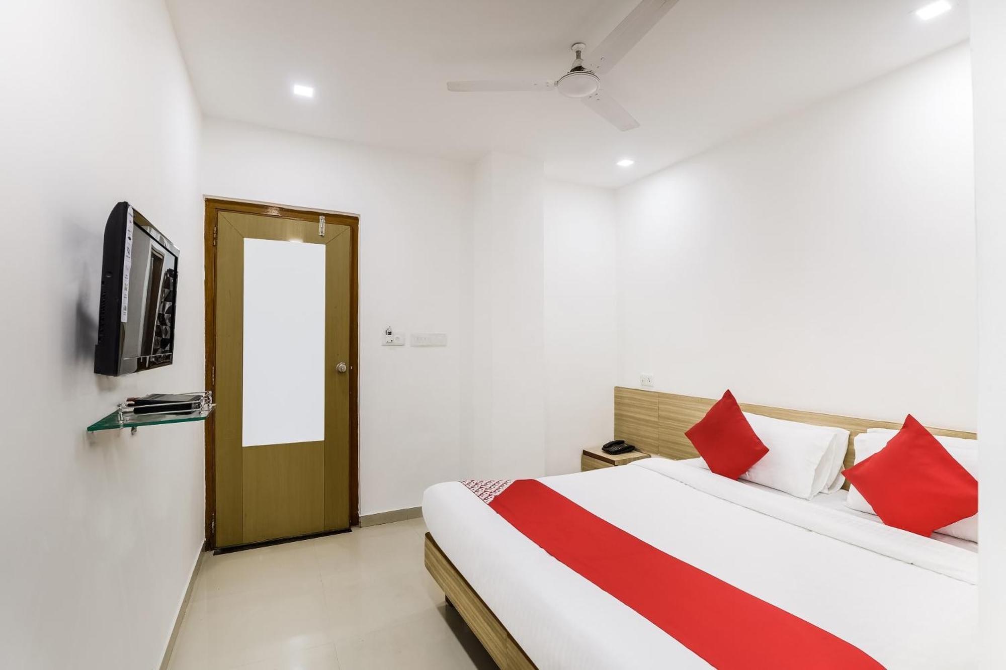 Oyo Hotel D Veeray Ахмедабад Екстериор снимка