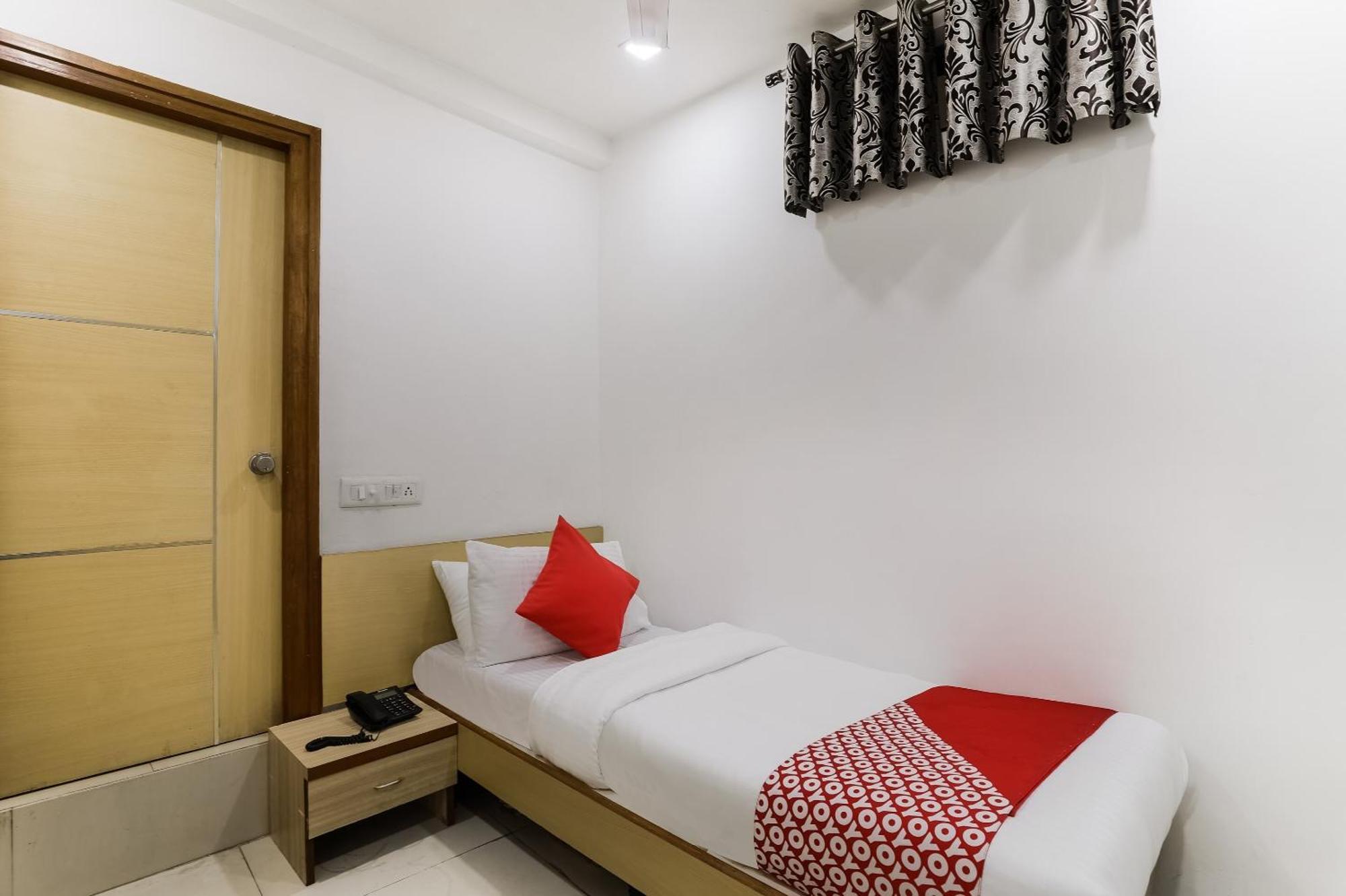 Oyo Hotel D Veeray Ахмедабад Екстериор снимка