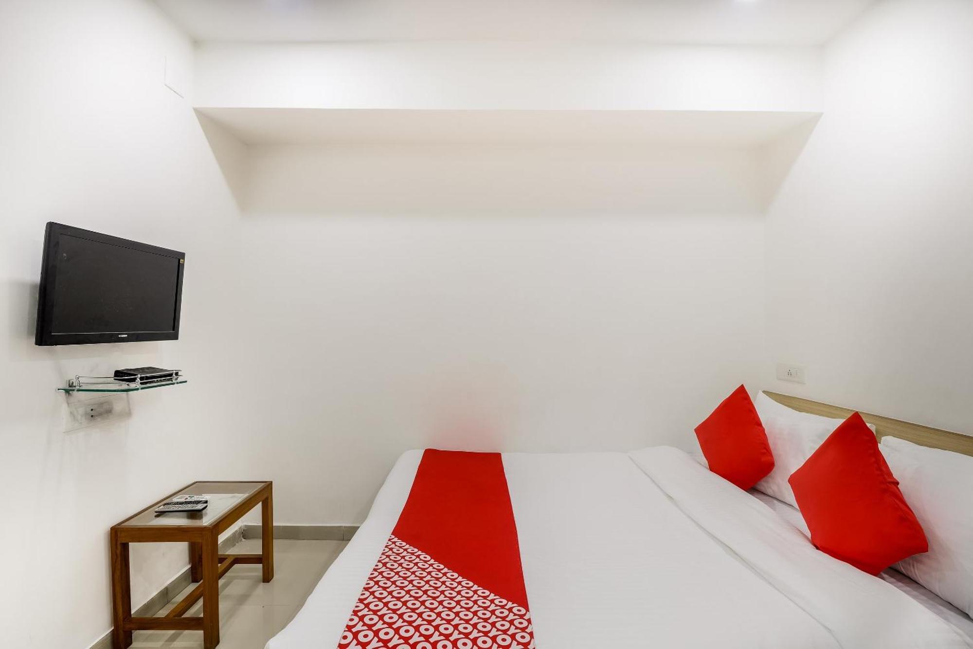 Oyo Hotel D Veeray Ахмедабад Екстериор снимка