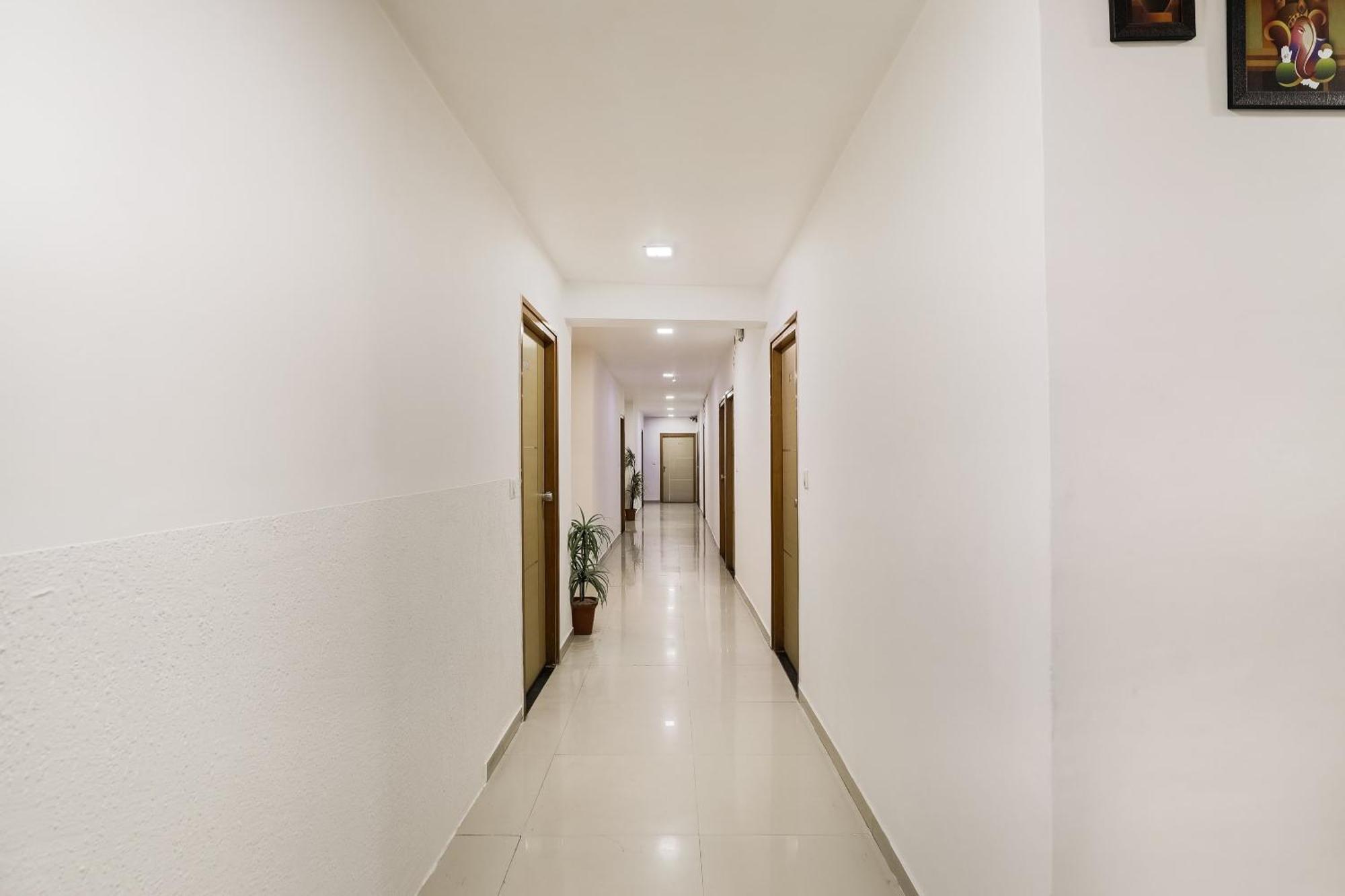 Oyo Hotel D Veeray Ахмедабад Екстериор снимка
