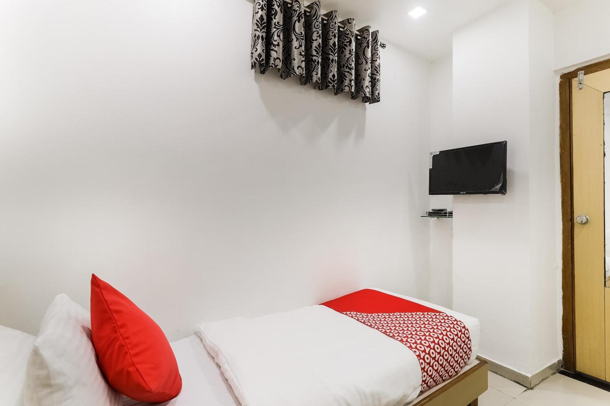 Oyo Hotel D Veeray Ахмедабад Екстериор снимка