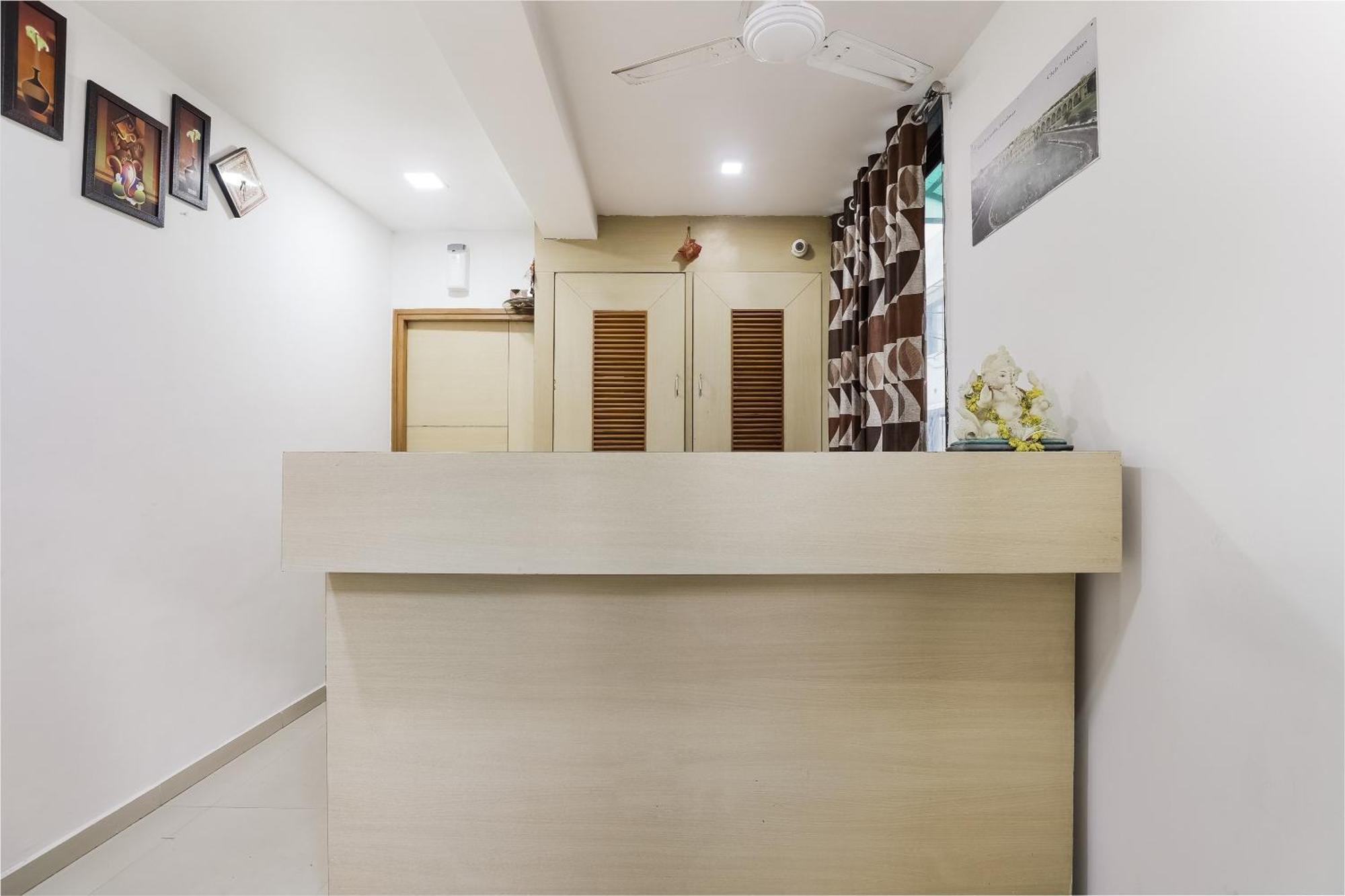 Oyo Hotel D Veeray Ахмедабад Екстериор снимка