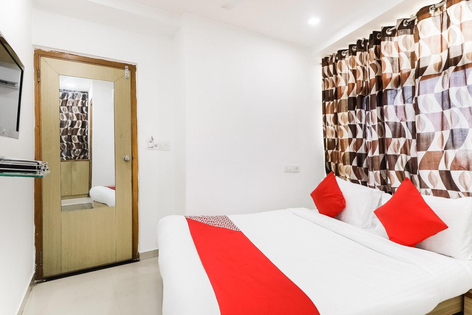 Oyo Hotel D Veeray Ахмедабад Екстериор снимка